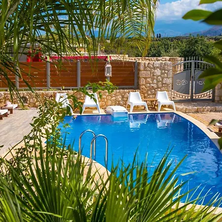 Sunshine With Private Pool By Estia Semesterbostad