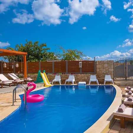 Sunshine With Private Pool By Estia Сasa de vacaciones