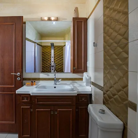 Sunshine With Private Pool By Estia *