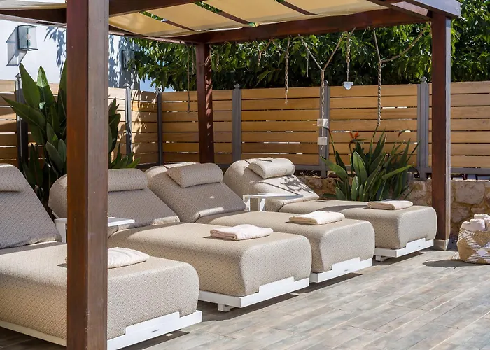 Sunshine With Private Pool By Estia *