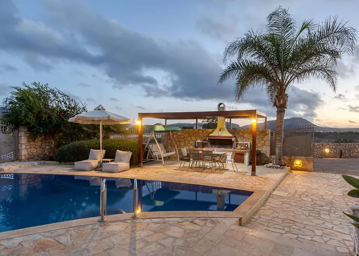 Sunshine With Private Pool By Estia Casa vacanze