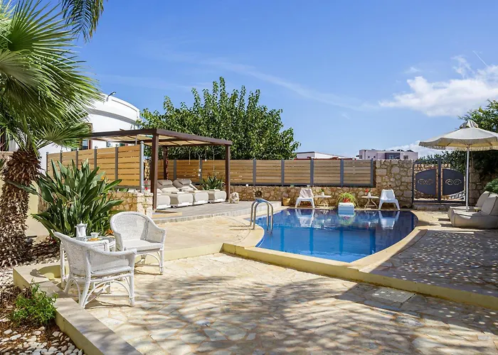 Sunshine With Private Pool By Estia خيرسونِسوس